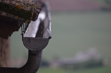 L’importance des gouttières et chéneaux pour éviter les infiltrations d’eau L’importance des gouttières et chéneaux pour éviter les infiltrations d’eau